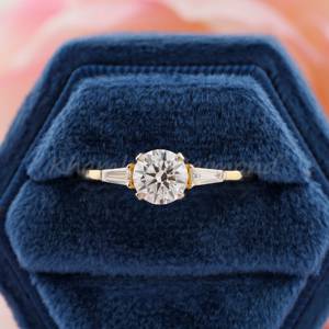 แหวนเพชรหินสามชิ้นทำด้วยมือทรงกลมและเรียวตัดบาแกตต์สำหรับปลูกในห้องปฏิบัติการด้วยการตั้งค่าแบบแฟนซี - Product Image 5