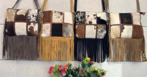 Patrón occidental Pelo en piel oculta Fringe Cuero Sling Bag Parches Bolso Crossbody Moda Gypsy Fringe Bolsos elegantes - Product Image 5