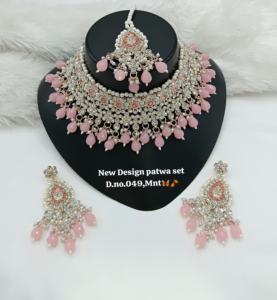 Collier ras du cou ethnique pour femme Lucentarts, plaqué or rose, avec zircons et perles d'imitation, idéal pour les mariages indiens et les soirées – Le plus tendance - Product Image 1
