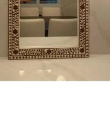 Miroir mural de forme irrégulière en MDF de pin léger, écologique, fait main, avec incrustation d'os, cadre décoratif marron design pour la maison