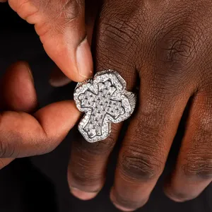 Impresionante Anillo Cruzado Baguette Nuevo, Moderno y Elegante con Incrustaciones de Diamantes - Product Image 1