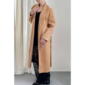 Venta al por mayor de abrigos midi con cinturón Camel de tela tejida - Product Image 5