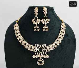 Magnifique ensemble de bijoux ethniques plaqué or avec pendentif en forme de feuille serti de zircon cubique et de pierres Kundan, idéal pour les soirées féminines - Product Image 5