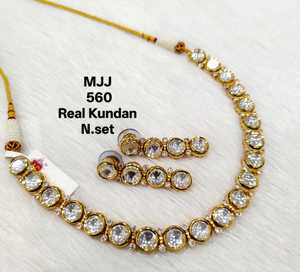 Ensemble de colliers de mariée Kundan triés sur le volet présentant des motifs élégants destinés aux boutiques ethniques qui cherchent à impressionner les mariées - Product Image 4