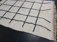 Alfombra Marroquí de Lana de Pelo Largo Hecha a Mano con Patrón Abstracto, Lavable, Antideslizante, con Base Anudada, Blanca y Negra, Venta al por Mayor OEM de Nitin Exports