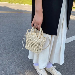 Mini sac seau en paille naturelle avec cordon de serrage, sac à main mignon pour femmes, avec un design tissé léger - Product Image 2