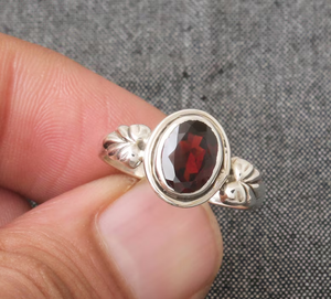 Bague en pierre de grenat rouge naturel faite à la main pour les femmes 925 en argent Sterling coupe ovale pureté estampillée pour les cadeaux d'anniversaire de la fête des mères - Product Image 3