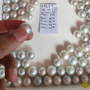 Perlas blancas de grado A de 13 mm que exudan una elegancia atemporal con un brillo luminoso y una forma perfectamente redonda. - Product Image 2