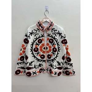 Veste en coton ivoire Samarkand Bloom avec broderies Suzani bordeaux et rouille pour le printemps - Product Image 3