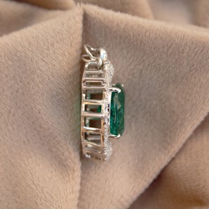 จี้เพชรโมอิสสีเงินและสีเขียวมรกตประดับห้องแล็บสุดหรูของ925 - Product Image 3