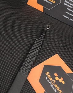 Pinzas para Cejas Profesionales Personalizadas de Alta Calidad, Hechas a Mano, de Acero Inoxidable Sólido Antiestático con Agarre Suave, Color Negro Saaqaans - Product Image 5