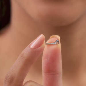 Hermoso Anillo Chevron Plateado con Baño de Oro de 18K y Oro Rosa para una Declaración de Moda Glamorosa - Product Image 3