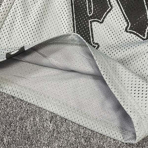 กางเกงขาสั้นออกกำลังกายบาสเก็ตบอลสำหรับผู้ชายสีดำแฟชั่นพร้อมโลโก้ที่กำหนดเองระบายอากาศได้ป้องกันรอยยับตาข่ายเอวกลางยางยืดแบบถัก - Product Image 4