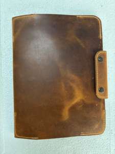 Étui pour tablette en cuir véritable fait à la main, housse de protection vintage, emplacements pour cartes, fermeture à bouton-pression, moule privé 34x34cm pour les affaires - Product Image 3