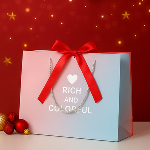 Sac en papier d'emballage pour chaussures et vêtements de luxe en carton ivoire personnalisé, recyclable, avec poignée Flexiloop, couleur unique, impression en héliogravure personnalisée - Product Image 2