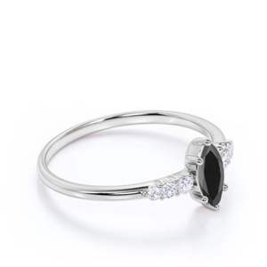 Anillo de Diamantes Negros y Blancos con Corte Marquesa y Redondo de 7 Piedras para Mujer - Product Image 3