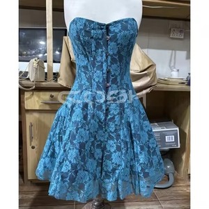 Robe corset en satin noir avec superposition en maille florale bleu ciel et fermeture à boucle sur le devant - Product Image 1