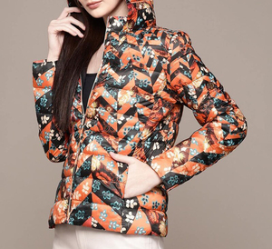 Chaqueta Acolchada Monocromática con Diseño Chevron Personalizado para Mujer. Cuello alto, corte ajustado y acabado repelente al agua. - Product Image 4