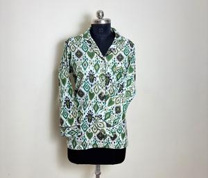 Camisa de algodón con estampado Ikat verde para mujer Camisa informal de algodón con estampado Ikat hecha a mano Estilo bohemio Estampado Ikat verde Manga larga - Product Image 1
