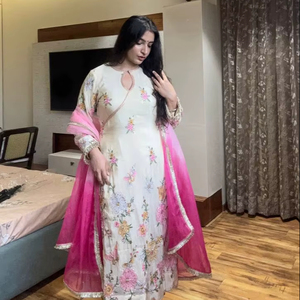 Ensemble de costume en soie chinon avec dupatta, broderie de sequins, coupe droite naturelle, haut et bas - Product Image 3