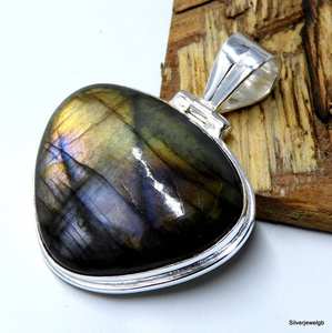 Pendentif en argent sterling vintage fait à la main Labradorite de feu violet naturel Unique belle idée cadeau de bijoux pour femmes filles - Product Image 1