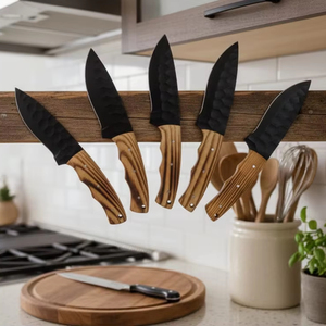 Ensemble de couteaux de cuisine en acier au carbone fait main, 5 pièces, manches en bois, étuis en cuir - Design ambidextre, lames durables et tranchantes - Product Image 1