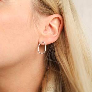 Boucles d'oreilles à triple torsion en argent sterling au design élégant et contemporain pour cadeau de fête de mariage-sans nickel et sans plomb - Product Image 2
