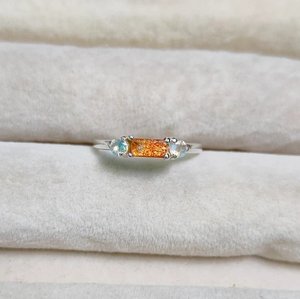 Diseño clásico Plata de Ley 925 Anillo de boda de compromiso de corte Baguette para mujer Piedra solar dorada Piedra lunar para fiestas de bodas - Product Image 6