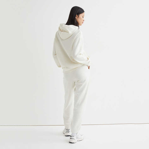 Venta al por mayor de fábrica: Conjuntos deportivos transpirables de secado rápido para mujer, estilo urbano, 100% algodón, con capucha, patrón liso, peso pesado. - Product Image 2