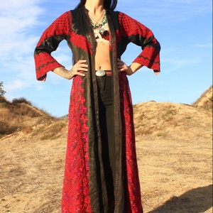 Magnifique robe ouverte sur le devant en charmeuse de coton bédouin, en coton épais et riche, avec de belles broderies Suzani, coupe trapèze, longueur mi-mollet, grande taille - Product Image 1