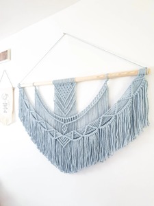 Art mural en macramé bleu clair élégant avec un design géométrique en nœuds et des franges pour la chambre à coucher, le couloir et la décoration moderne de la maison - Product Image 5