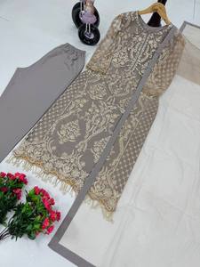 Ensemble de costumes de la collection Eid de Designer Heavy Party Wear en tissu filet doux de qualité supérieure avec des détails complexes pour les occasions festives - Product Image 5