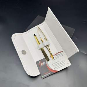 Pinzas para cejas chapadas en oro con logotipo personalizado, pinzas para cejas con puntas inclinadas de acero inoxidable con tijera de resorte y estuche blanco - Product Image 1