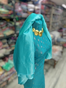 Dirac Fransawi turquoise avec motif jacquard en sergé argenté |   Dirac de mariage en mousseline tissée de qualité supérieure avec châle assorti - Product Image 2