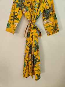 Robe kimono en coton doux de luxe à col en V et à manches longues à imprimé jungle jaune pour femmes Cadeau de demoiselle d'honneur d'été - Product Image 3