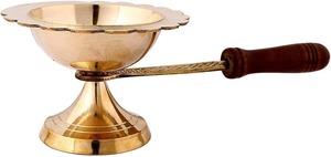 Brûleur d'encens en laiton à forte demande avec un design antique détaillé pour la méditation et la relaxation - Product Image 2