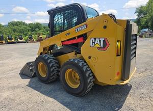 Livraison gratuite Chargeuse sur pneus CATERPILLAR 236D3 avec cabine EROPS, chauffage et climatisation. Accouplement rapide. Chargeur sur pneus auxiliaire hydraulique - Product Image 3