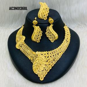 Nouveau style de bijoux en plaqué or 18 carats d'un gramme collier court ensemble de boucles d'oreilles bagues pour femmes filles boîte classique motif de fleurs - Product Image 1