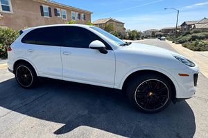 Porsche Cayenne Turbo propre de 2015 - Product Image 3