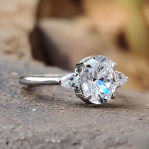 Impresionante anillo de compromiso ovalado de tres piedras con detalles de corte de pera en oro de 10K - Product Image 3