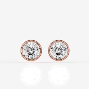 Boucles d'oreilles clous en or 18 carats avec moissanite taille portugaise et sertissage clos - Product Image 4