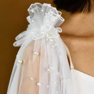 Bridella MG27-I Tocado de Hombro Elegante y Ligero de Perlas y Malla Color Marfil para Bodas, Bailes de Graduación y Eventos Formales - Product Image 2