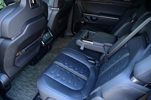 Nettoyez les pneus d'occasion 2023 Rivian R1S Adventure Electric AWD - Product Image 5