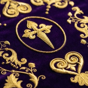Estandarte de Iglesia de Terciopelo Morado con Hilo Metálico Dorado, Cruz Católica Cristiana Bordada, Gonfalon Procesional con Flecos - Product Image 3
