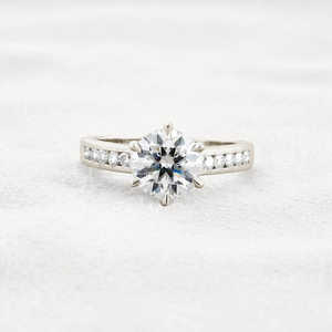 925 Plata Moissanite diamante corte redondo anillo de compromiso canal conjunto estilo - Product Image 1