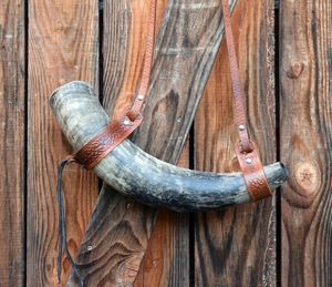 Cuerno Nórdico Pulido Ecológico de Cuerno de Búfalo Natural con Correas de Cuero - Estilo Feng Shui y Religioso - Product Image 2