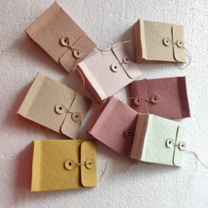 Pochettes en papier kraft de luxe écologiques sur mesure avec œillets dorés et ficelle en jute dans des couleurs pastel pour l'emballage de bijoux fins - Product Image 6