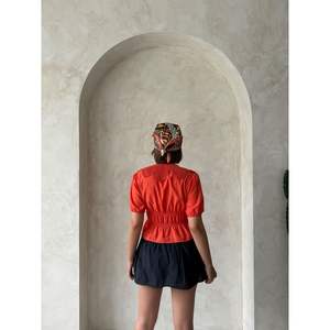 Chemise pour femme avec col à détails complexes et design plissé - Product Image 3