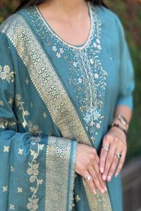 Grand ensemble élégant et droit de pantalon Kurti Dupatta Collection ethnique indienne opulente pour la vente en gros B2B et les cadeaux d'entreprise - Product Image 5