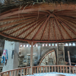 Pergola ronde en chaume, gazebo en bambou, pavillon en bois, patio extérieur avec bancs rembourrés - Product Image 5